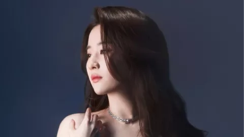 阚清子挺孕肚逛街